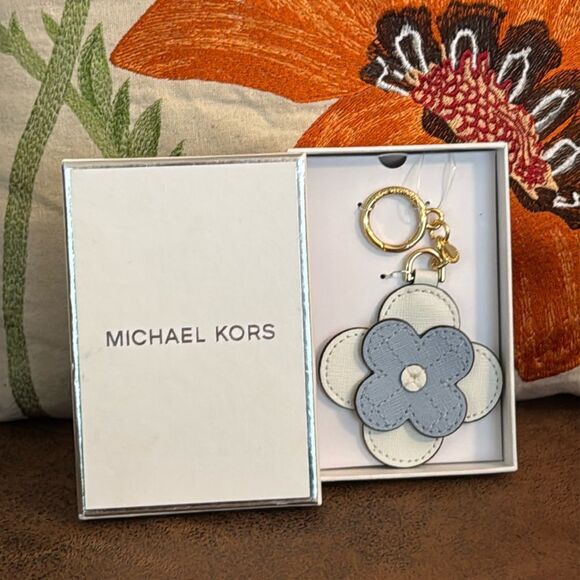 MICHAL KORS CLOVER BAG CHARM KEYCHAIN PURSE FOB LEATHER WHITE BLUE GOLD NWT BOX - Picture 1 of 12